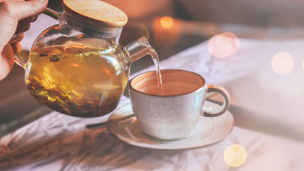 Cliente recevant son thé après un soin spa (moment post-soin hôtel bien-être)